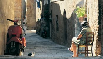 امرأة مسنة في إيطاليا (بيتر آدمز/ Getty)