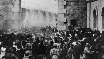قوات الانتداب البريطاني تتصدى للمتظاهرين الفلسطينيين عند بوابة يافا في القدس، 23 /8/ 1933 (Getty)