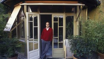 إيتالو كالفينو في منزله بروما، كانون الأوّل/ ديسمبر 1984 (Getty)
