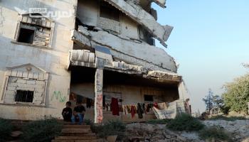 عائلة سورية نازحة تسكن بيتاً مهدماً في إدلب: الأنقاض أفضل من الخيام