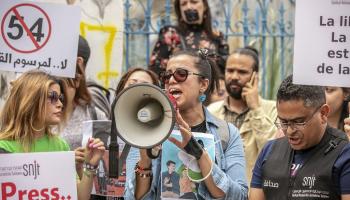 خلال وقفة احتجاجية للصحافيين التونسيين في مايو الماضي (ياسين قايدي/الأناضول)