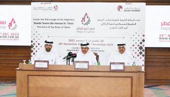 الشيخ خليفة بن جاسم والخليفي والانصاري خلال المؤتمر الصحفي (غرفة قطر)