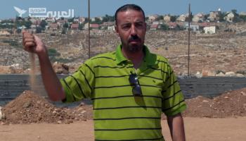 فلسطيني يتحدى المستوطنين ويحمي تراب أرضه