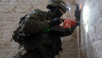 جندي من قوات الاحتلال يأخذ قياسات منزل منفذ عملية تل أبيب (تويتر)