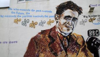 جورج أورويل في جدارية بمنطقة سوفولك في إنكلترا، شباط/ فبراير 2016 (Getty)