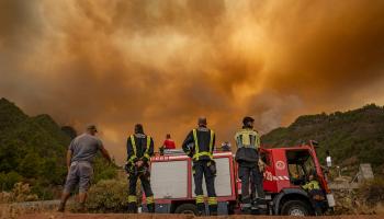 صعوبة وصول سيارات الإطفاء إلى الحرائق (أندريس جوتيريز/ الأناضول)
