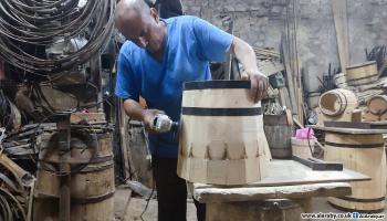 تحتاج صناعة البرميل الخشبي إلى مهارة كبيرة (العربي الجديد)
