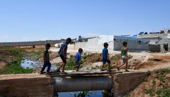 شكوك في سلامة خطوط الصرف الصحي بعد الزلزال في شمال سورية (رامي السيد/ Getty)