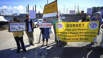 احتجاج في بريطانيا على نقل مهاجرين إلى قارب سكني في إنكلترا (بن بيرشال/ أسوشييتد برس)