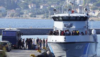 عملية إنقاذ مهاجرين في اليونان في 28 أغسطس 2023 (أسوشييتد برس)