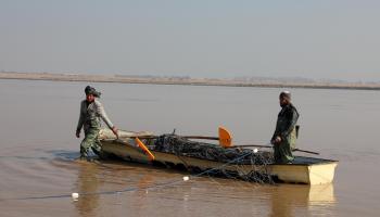 صيادون من مدينة بلخ الأفغانية حيث يمر بها نهر آمو داريا (Getty)