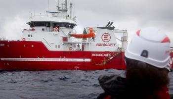 سفينة الإنقاذ البحري لايف سابورت التابعة لمنظمة إيمرجنسي الإنسانية (إكس)