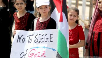 أطفال غزة يطالبون برفع الحصار (عبد الحكيم أبو رياش)