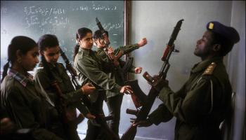 تاريخ من عسكرة المدارس في ليبيا (ايفيس غيليز/Getty)