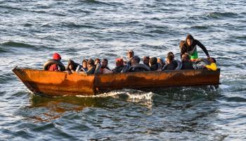 قارب يقل مهاجرين غير نظاميين قبالة تونس (فتحي بلعيد/ فرانس برس)
