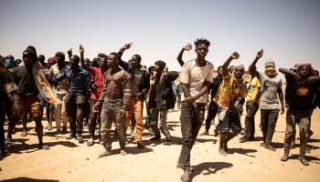 مهاجرون على الحدود بين النيجر والجزائر، مارس الماضي (Getty)