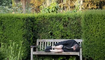 استراحة نوم في الحديقة (ريتشارد بايكر/ Getty)