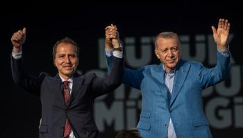 أردوغان وأربكان في إسطنبول، مايو الماضي (بوراك كارا/Getty)