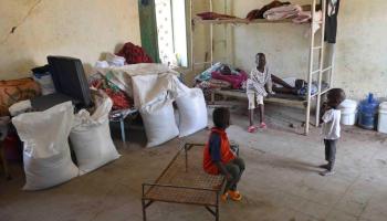 أطفال سودانيون نازحون وسط الحرب في السودان (فرانس برس)