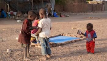 أطفال سودانيون وسط الحرب في السودان (فرانس برس)
