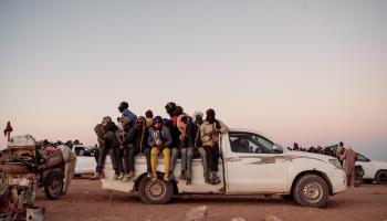 مهاجرون ينتظرون عبور الحدود الليبية (غاي بيترسون/ Getty)