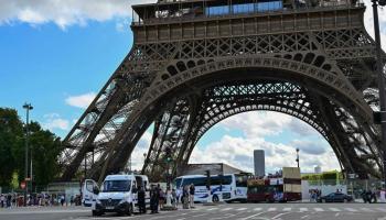 شرطة بجوار برج إيفل في باريس بعد إنذار أمني (ميغيل ميدينا/ فرانس برس)