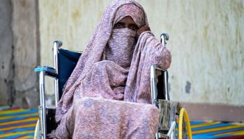 امرأة سودانية تنتظر دورها لتلقي علاج في السودان (فرانس برس)