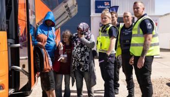 مهاجرون عبر المانش عند وصولهم إلى بريطانيا (دان كيتوود/ Getty)