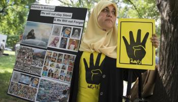 يحرص البعض على إحياء ذكرى ضحايا مذبحة رابعة (سوول لويب/ فرانس برس)