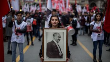 فتاة تحمل صورة أتاتورك، خلال مسيرة بمناسبة الذكرى 93 لـ "يوم الجمهورية التركية"، 29 أكتوبر، 2016، إسطنبول (Getty)