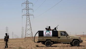الجيش العراقي يحرس خطوط الكهرباء من عمليات التخريب (getty)