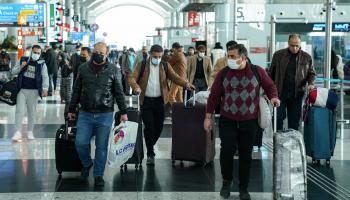 مسافرون في مطار إسطنبول التركي (getty)