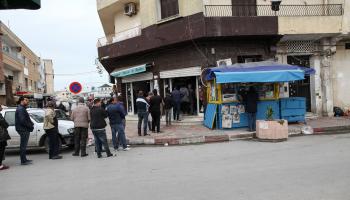 صف طويل أمام إحدى المخابز بمدينة تونس لشراء الرغيف (getty)