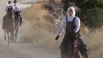 فلسطينية تشجع الفتيات على ركوب الخيل في الضفة الغربية
