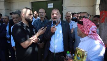 رئيس بلدية الخليل يتحدث أثناء وقفة احتجاجبة على محاولة اغتيال عضو بالمجلس البلدي (فيسبوك)