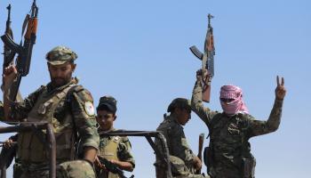 مقاتلون من "قوات سوريا الديمقراطية" في بلدة ذيبان بدير الزور شرق سورية في 4/9/2023 (فرانس برس)