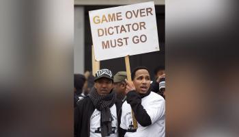 متظاهرون إريتريون يرددون شعارات خلال احتجاج ضد النظام الإريتري في وسط لندن 