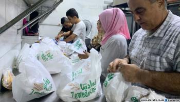 تجهيز وجبات لتوزيعها على نازحي مخيم عين الحلوة (العربي الجديد)
