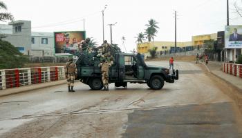 جنود غابونيون في ليبرفيل، الخميس (سكوت أنغوكيلا/رويترز)