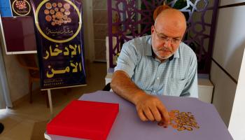 عملات ذهبية في غزة للادخار (إبراهيم أبو مصطفى/رويترز)