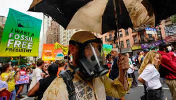 متظاهرون ضد الوقود الأحفوري في نيويورك أمس (إدواردو مونوز/رويترز)