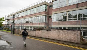 مدرسة مهددة بالإنهيار شملها قرار الإغلاق في لندن (لين نيل/ Getty) 