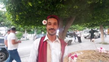 ينتظر هادي حفيظ الزبائن بلباس تونسي تقليدي وابتسامة (العربي الجديد)