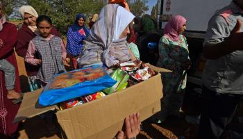توزيع أغذية على منكوبين بالزلزال في قرية أمزميز (فتحي بلعيد/ فرانس برس)