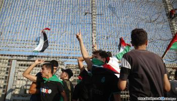 فلسطينيون على السياج الفاصل شرق غزة، الجمعة الماضي (عبد الحكيم أبو رياش)