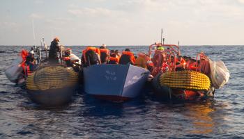 مهاجرون قبالة ليبيا في صورة نشرتها إس أو إس ميديتيرانيه (إكس)