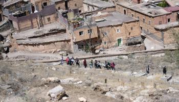 عمليات بحث وإنقاذ وسط زلزال المغرب (مصعب الشامي/ أسوشييتد برس)