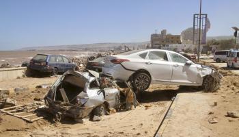 سيارات متضررة في درنة في ليبيا بعد العاصفة دانيال (يوسف مراد/ أسوشييتد برس)