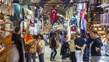 يزور آلاف السياح العرب تركيا سنوياً (نيكولاس إيكونومو/Getty)