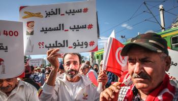 يشكو التونسيون من اختفاء المواد الغذائية الأساسية (شاذلي بن إبراهيم/Getty)
